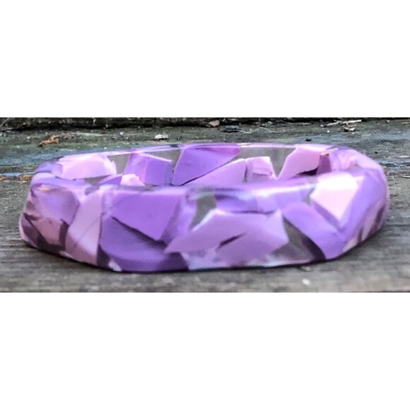 Vintage Faceted Hexagonal Y2K Confetti Lucite Bracelet Shades of Purple in Clear - Picture 2 of 6
